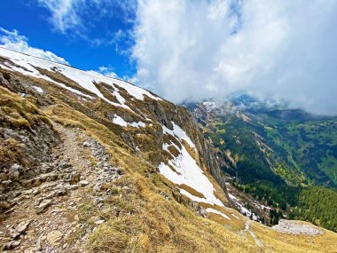 Pilatus dağ sırasının yamaçlarında kalan son kış ve kar kalıntılarıyla Alpnach - Obwalden Kantonu, İsviçre (Schweiz)