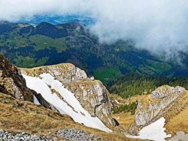 Pilatus dağ sırasının yamaçlarında kalan son kış ve kar kalıntılarıyla Alpnach - Obwalden Kantonu, İsviçre (Schweiz)