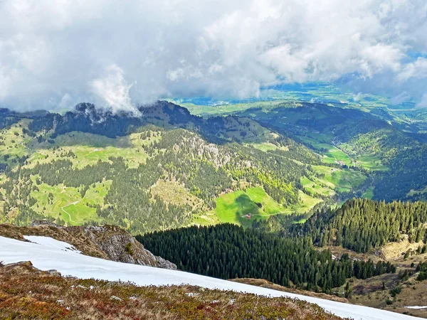 Alpenlente Sfeer Met Laatste Overblijfselen Van Winter Sneeuw Hellingen Van — Stockfoto
