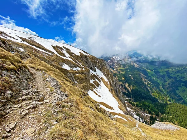 Alpin Vårstämning Med Sista Resterna Vinter Och Snö Sluttningarna Pilatus — Stockfoto