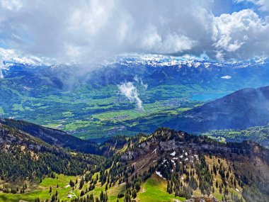 İsviçre 'nin Obwalden Kanton Kantonu (Kanton Obwalden, Schweiz) Pilatus Massif, Alpnach' tan Alpnach ve Lakes Alpnachersee arasındaki yerleşimcilerin bulunduğu verimli vadinin manzarası.)