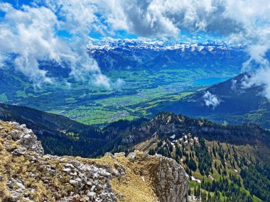 İsviçre 'nin Obwalden Kanton Kantonu (Kanton Obwalden, Schweiz) Pilatus Massif, Alpnach' tan Alpnach ve Lakes Alpnachersee arasındaki yerleşimcilerin bulunduğu verimli vadinin manzarası.)