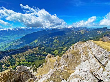 İsviçre 'nin Pilatus dağlarındaki Widderfeld' in dağlık tepesinden ve Emmental Alpler, Alpnach - Obwalden Kantonu, İsviçre (Kanton Obwalden, Schweiz)