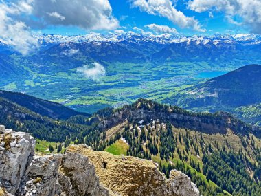 İsviçre 'nin Pilatus dağlarındaki Widderfeld' in dağlık tepesinden ve Emmental Alpler, Alpnach - Obwalden Kantonu, İsviçre (Kanton Obwalden, Schweiz)