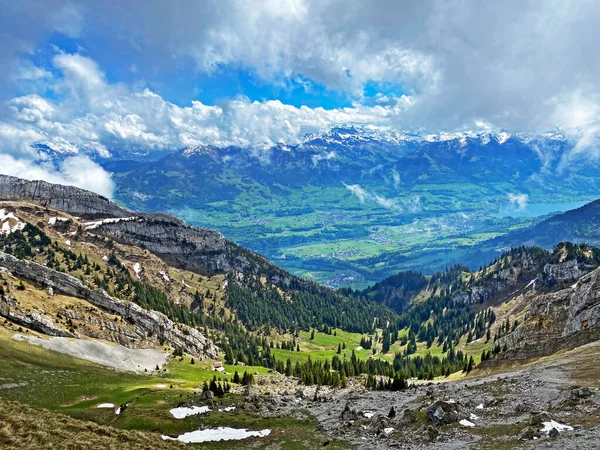 Vista Del Fértil Valle Con Colonos Entre Los Lagos Alpnachersee —  Fotos de Stock