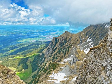 İsviçre 'nin Pilatus dağlarındaki Tomlishorn tepesinden ve Emmental Alpler' deki Alpnach Kantonu Obwalden, İsviçre 'deki (Kanton Obwalden, Schweiz)