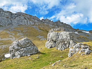 Alpnach, İsviçre 'nin Obwalden Kantonu (Kanton Obwalden, Schweiz) Pilatus dağ sırasındaki Matthorn tepesinin altındaki Chilchstein' in doğal taş heykelleri.)