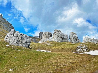 Alpnach, İsviçre 'nin Obwalden Kantonu (Kanton Obwalden, Schweiz) Pilatus dağ sırasındaki Matthorn tepesinin altındaki Chilchstein' in doğal taş heykelleri.)