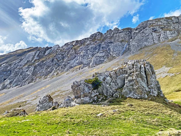 Sochy Přírodního Kamene Chilchstein Pod Horským Vrcholem Matthorn Pohoří Pilatus — Stock fotografie