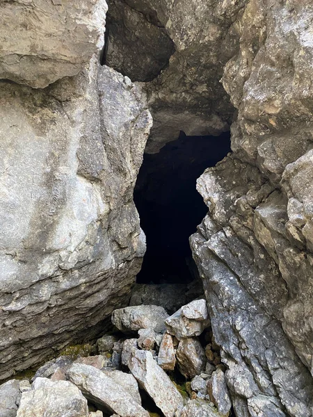 Cueva Piedra Caliza Mondmilchloch Con Fuente Agua Cordillera Suiza Pilatus — Foto de Stock