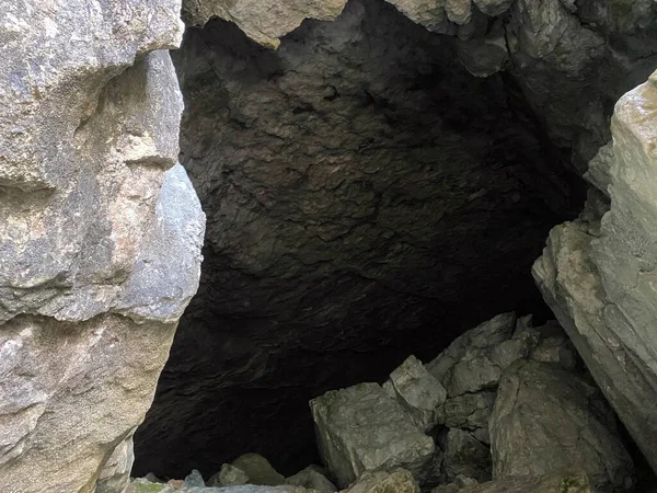 Mondmilklochs Kalkstensgrotta Med Vattenkälla Den Schweiziska Bergskedjan Pilatus Och Emmental — Stockfoto