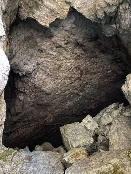 Cueva Piedra Caliza Mondmilchloch Con Fuente Agua Cordillera Suiza Pilatus — Foto de Stock