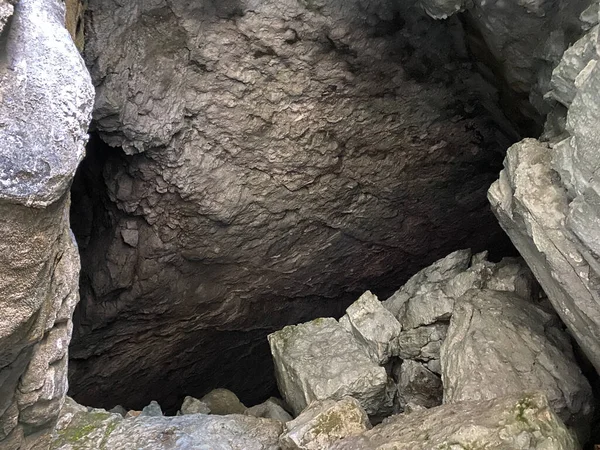 Cueva Piedra Caliza Mondmilchloch Con Fuente Agua Cordillera Suiza Pilatus —  Fotos de Stock