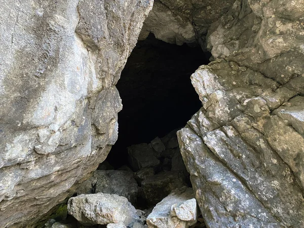 Cueva Piedra Caliza Mondmilchloch Con Fuente Agua Cordillera Suiza Pilatus — Foto de Stock