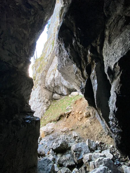 Grotta Calcarea Mondmilchloch Con Sorgente Acqua Nella Catena Montuosa Svizzera — Foto Stock