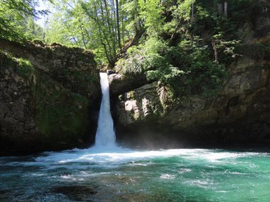 Thur Nehri üzerinde ve Obertoggenburg bölgesinde, Giessenfall (Der Obere Giessenfall oder Ober Giessenfall şelalesi), Nesslau - İsviçre 'nin St. Gallen Kantonu (Schweiz)