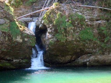 Thur Nehri üzerinde ve Obertoggenburg bölgesinde bulunan Giessenfall (Der Untere Giessenfall oder Kleiner Giessenfall şelalesi) kantonu, Nesslau - İsviçre 'nin St. Gallen kentinde (Schweiz)