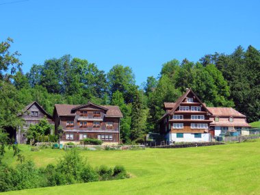 Geleneksel kırsal mimari ve aile çiftlik hayvanları Alpstein dağ kütlesinin yamaçlarında ve Obertoggenburg bölgesinde, Unterwasser - İsviçre 'nin St. Gallen Kantonu (Schweiz)