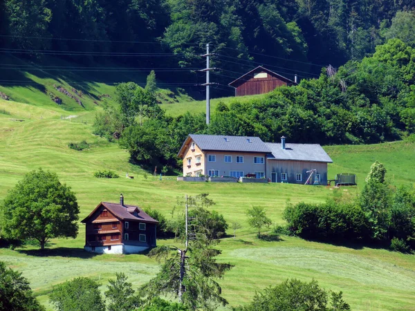 アルプシュタイン山塊の斜面やオーバートッゲンブルク地方の伝統的な農村建築と家族の家畜農場 Unterwasser カントン セント ガレン スイス スイス — ストック写真