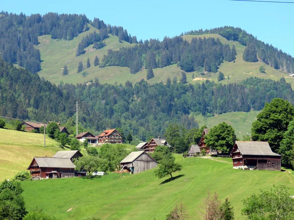 Traditionell Lantlig Arkitektur Och Familjejordbruk Sluttningarna Alpstein Bergsmassivet Och Obertoggenburg — Stockfoto