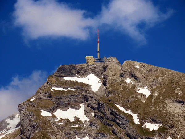 アルプシュタイン山脈とアペンツェル アルプス山地のサンティスまたはセイントの美しく支配的な高山のピーク カントン アペンツェル インナーローデン スイス スイス — ストック写真