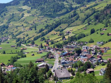 Thur Nehri Vadisi 'ndeki Unterwasser Köyü ve İsviçre' nin St. Gallen Kantonu (Kanton St. Gallen, Schweiz)