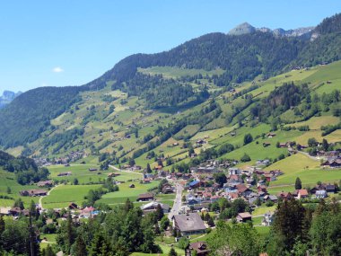 Thur Nehri Vadisi 'ndeki Unterwasser Köyü ve İsviçre' nin St. Gallen Kantonu (Kanton St. Gallen, Schweiz)