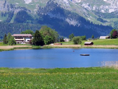 Obertoggenburg bölgesindeki Schwendisee (Vorder Schwendisee) ana gölü - St. Gallen, İsviçre (Kanton St. Gallen, Schweiz) Kantonu)