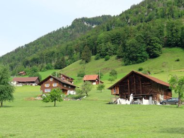 Geleneksel kırsal mimari ve aile çiftlik hayvanları Pilatus dağ kütlesi, Alpnach - Obwalden Kantonu, İsviçre (Kanton Obwalden, Schweiz)