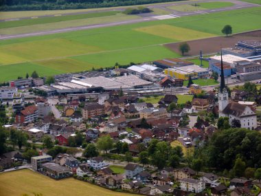 Alpnach Dorf 'un Alpnachersee Gölü vadisinde ve Alpnach Dağı' nın aşağısında Obwalden Kantonu, İsviçre (Kanton Obwalden, Schweiz)
