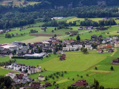 Alpnach Dorf 'un Alpnachersee Gölü vadisinde ve Alpnach Dağı' nın aşağısında Obwalden Kantonu, İsviçre (Kanton Obwalden, Schweiz)