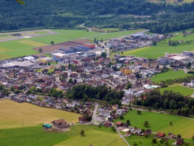 Alpnach Dorf 'un Alpnachersee Gölü vadisinde ve Alpnach Dağı' nın aşağısında Obwalden Kantonu, İsviçre (Kanton Obwalden, Schweiz)