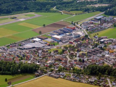 Alpnach Dorf 'un Alpnachersee Gölü vadisinde ve Alpnach Dağı' nın aşağısında Obwalden Kantonu, İsviçre (Kanton Obwalden, Schweiz)