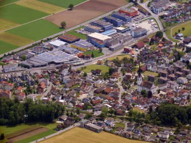 Alpnach Dorf 'un Alpnachersee Gölü vadisinde ve Alpnach Dağı' nın aşağısında Obwalden Kantonu, İsviçre (Kanton Obwalden, Schweiz)