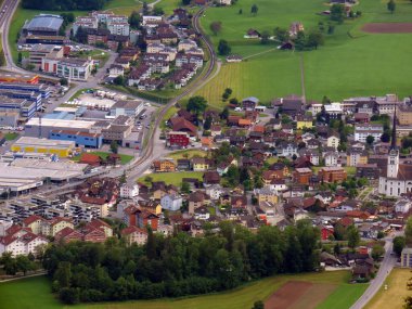 Alpnach Dorf 'un Alpnachersee Gölü vadisinde ve Alpnach Dağı' nın aşağısında Obwalden Kantonu, İsviçre (Kanton Obwalden, Schweiz)