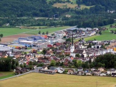 Alpnach Dorf 'un Alpnachersee Gölü vadisinde ve Alpnach Dağı' nın aşağısında Obwalden Kantonu, İsviçre (Kanton Obwalden, Schweiz)