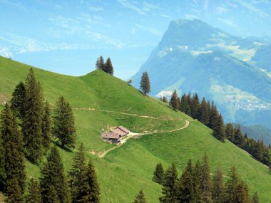 Dağların eteklerinde ve dağların eteklerindeki dağlık vadilerde Alpnach - Obwalden Kantonu, İsviçre (Kanton Obwalden, Schweiz)