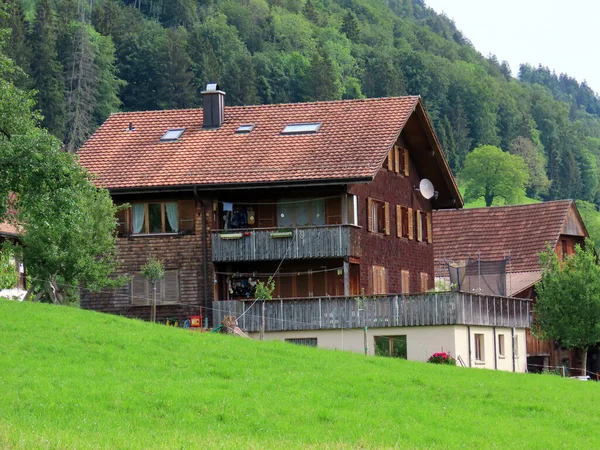 ピラタス山塊の斜面にある伝統的な農村建築と家族の家畜農場 Alpnach カントン オブヴァルデン スイス カントン オブヴァルデン スイス — ストック写真