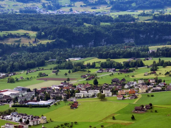 Osada Alpnach Dorf Dolinie Jeziora Alpnachersee Pod Masywem Górskim Pilatus — Zdjęcie stockowe