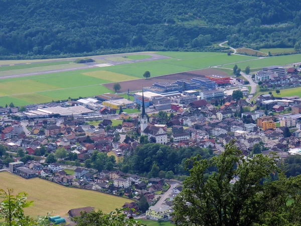 Alpnach Dorf在Alpnachersee湖谷和瑞士奥瓦尔登州Pilatus山区地块下的定居点 Kanton Obwalden Schweiz — 图库照片