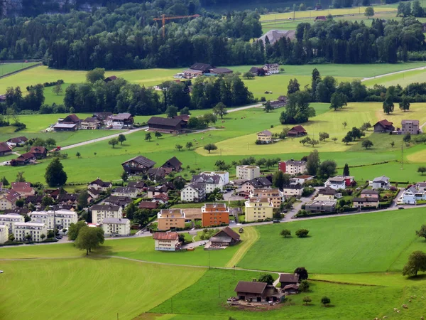 Alpnach Dorf在Alpnachersee湖谷和瑞士奥瓦尔登州Pilatus山区地块下的定居点 Kanton Obwalden Schweiz — 图库照片