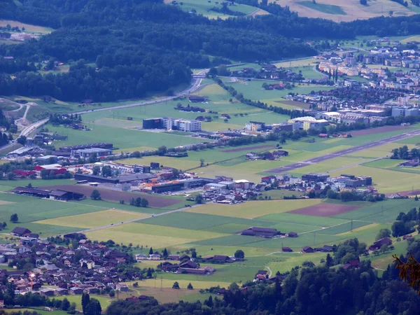 Osada Alpnach Dorf Dolinie Jeziora Alpnachersee Pod Masywem Górskim Pilatus — Zdjęcie stockowe