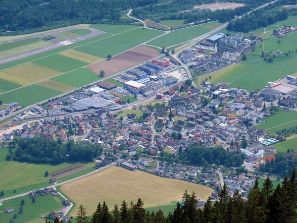 Osada Alpnach Dorf Údolí Jezera Alpnachersee Pod Horským Masivem Pilatus — Stock fotografie