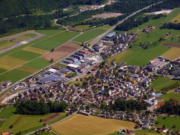 Bosättningen Alpnach Dorf Dalen Sjön Alpnachersee Och Nedanför Pilatus Bergsmassiv — Stockfoto