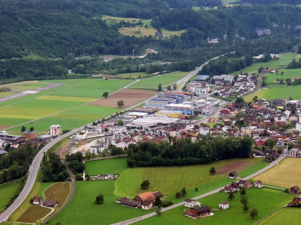 Alpnach Dorfの湖Alpnacherseeの谷とピラトゥス山の大規模な下での和解 Alpnach オバルデンのカントン スイス カントンObwalden スイス — ストック写真