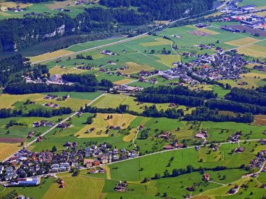 İsviçre 'nin Obwalden Kanton Kantonu (Kanton Obwalden, Schweiz) Pilatus Massif, Alpnach' tan Alpnach ve Lakes Alpnachersee arasındaki yerleşimcilerin bulunduğu verimli vadinin manzarası.)