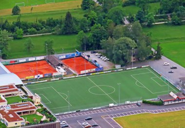 Alpnachersee Gölü kıyılarında ve Pilatus dağ sırasının altında yer alan spor sahaları, Alpnachstad - Obwalden Kantonu, İsviçre (Schweiz)