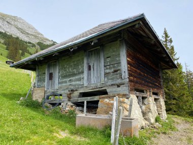Geleneksel kırsal mimari ve aile çiftlik hayvanları Pilatus dağ kütlesi, Alpnach - Obwalden Kantonu, İsviçre (Kanton Obwalden, Schweiz)