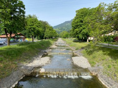 Kleine Schliere akıntısı boyunca uzanan bir ara sokak, Alpnach Dorf - Obwalden Kantonu, İsviçre (Kanton Obwalden, Schweiz)