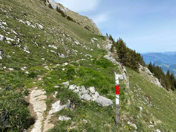 오르는 표지판 표시가 산맥의 산봉우리와 경사지 그리고 스위스 바이츠 탈알프스 — 스톡 사진
